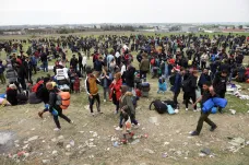 Migranti v Řecku uvěřili zprávě o otevření hranic a zamířili hromadně na sever. Je to lež, vzkazuje jim ministr