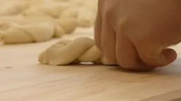 Pekař plete pletýnku