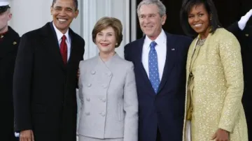 Obamovi a Bushovi před Bílým domem