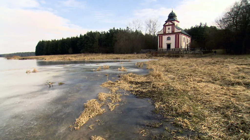 Kostel sv. Víta na břehu nádrže Želivka