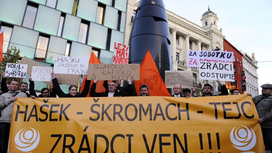 Demonstrace v reakci na tajnou schůzku