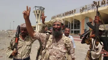 Provládní jednotky slaví zisk klíčových míst Adenu