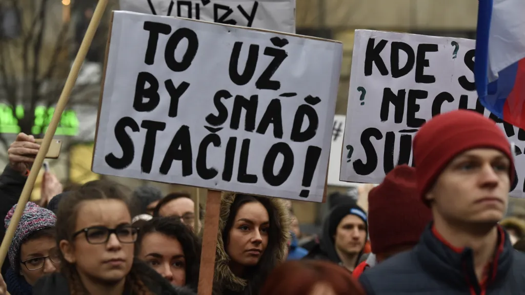 Slováci demonstrují za předčasné volby