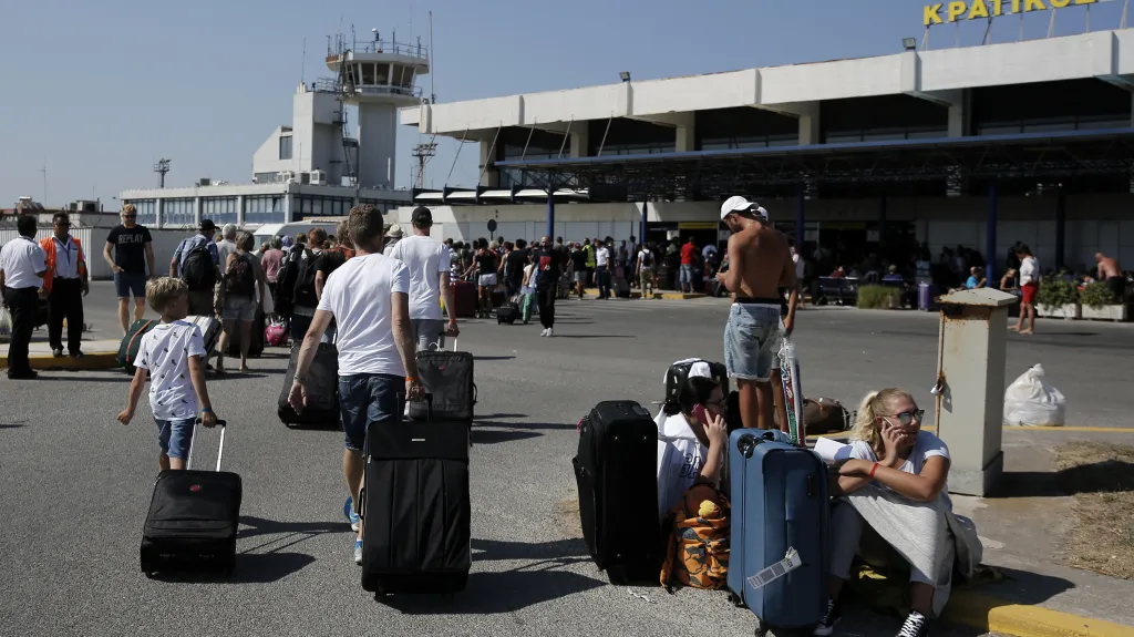 Turisté včetně desítek Čechů dlouho čekali na odlet z Hippokratova letiště na Kosu