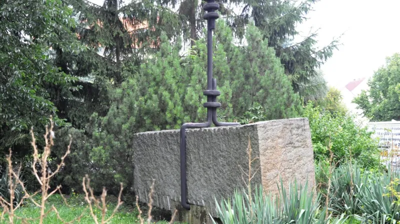 Stěhování pomníku v Lounech