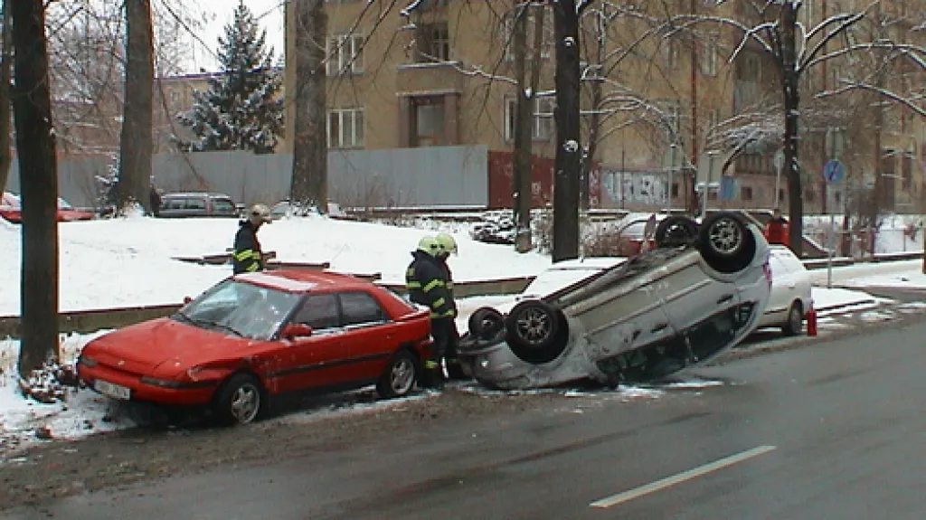 Převrácené osobní auto