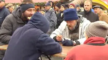 Bezdomovci i turisté přišli ochutnat rybí polévku