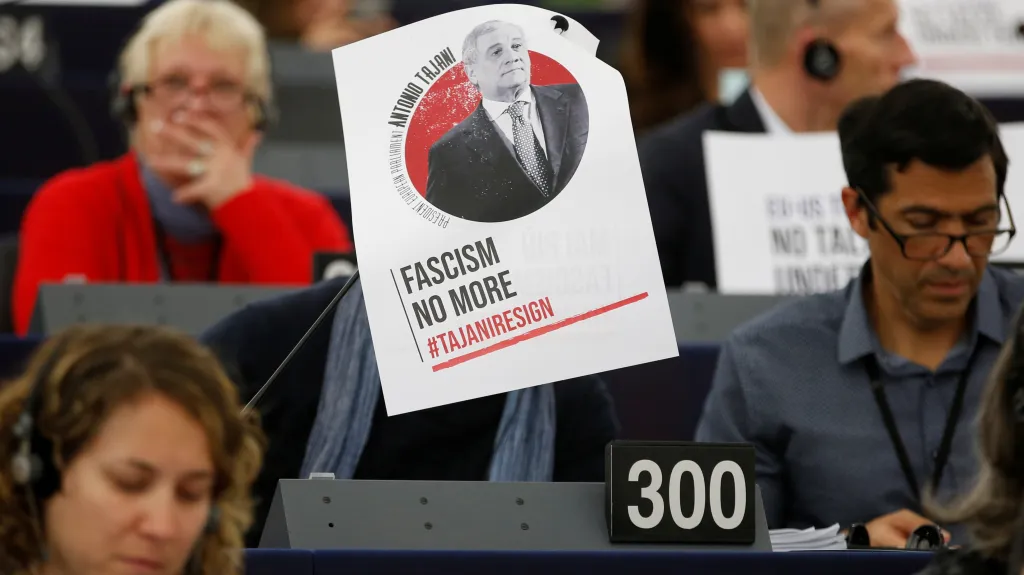 Europoslanci s plakátem požadujícím rezignaci Tajaniho