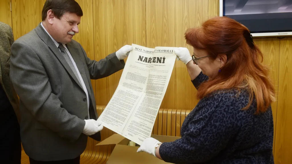 Miroslav Koudela ze Státního okresního archivu a vedoucí odboru památkové péče olomouckého magistrátu Vlasta Kauerová