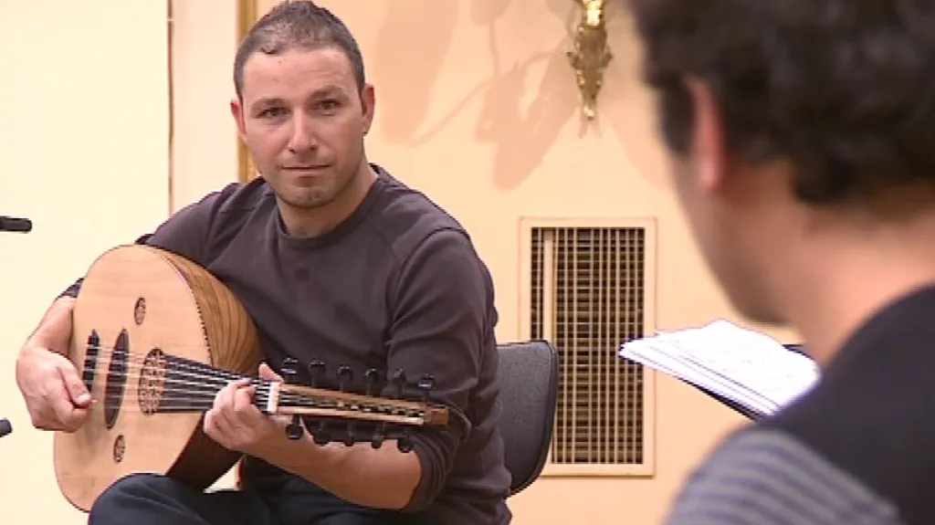 Nizar Rohana je mistrem ve hře na arabskou loutnu