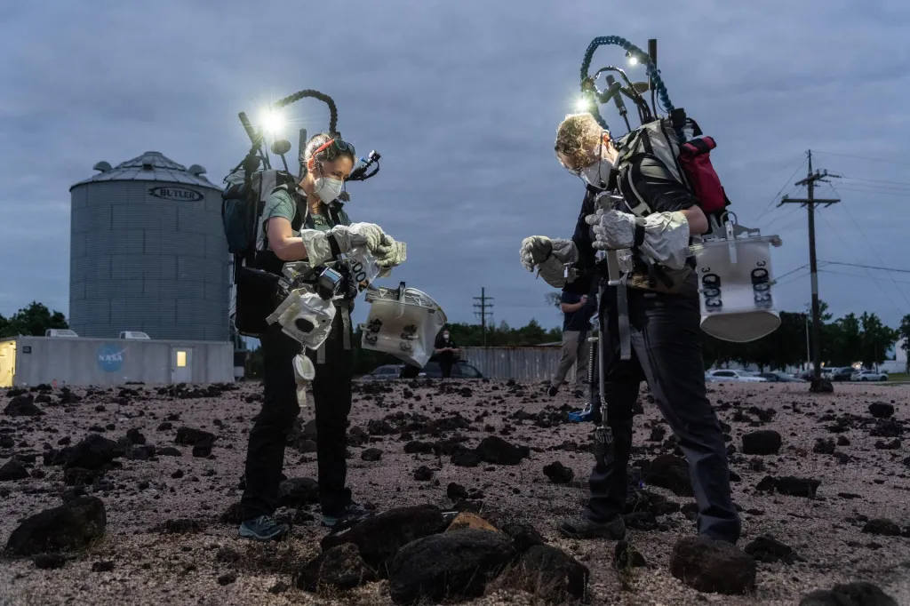 Kelsey Youngová a Tess Caswellová vyhodnocují úkoly lunární geologie v rámci testů nočních operací Exploration Extravehicular Activity (xEVA) prováděných v Johnsonově vesmírném středisku Rock Yard