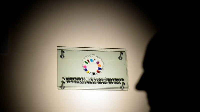 Pamětní deska připomínající premiéru Žebrácké opery