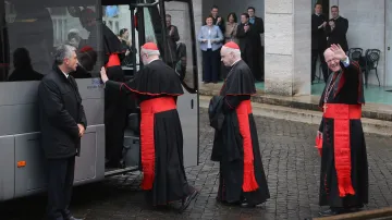 Kardinálové odjíždějí do penzionu Santa Marta