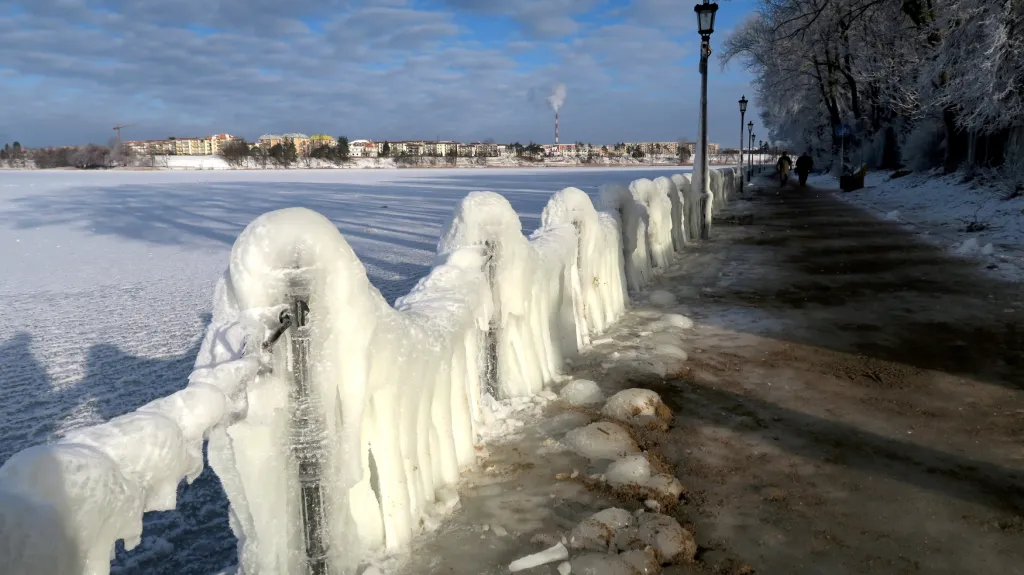 Ledem pokrytá promenáda u jezera Elk v Polsku