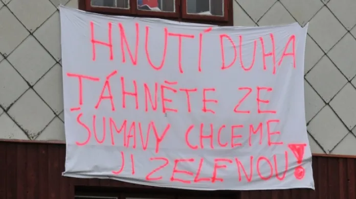 Nápis protestující proti přítomnosti aktivistů na domě v Modravě.