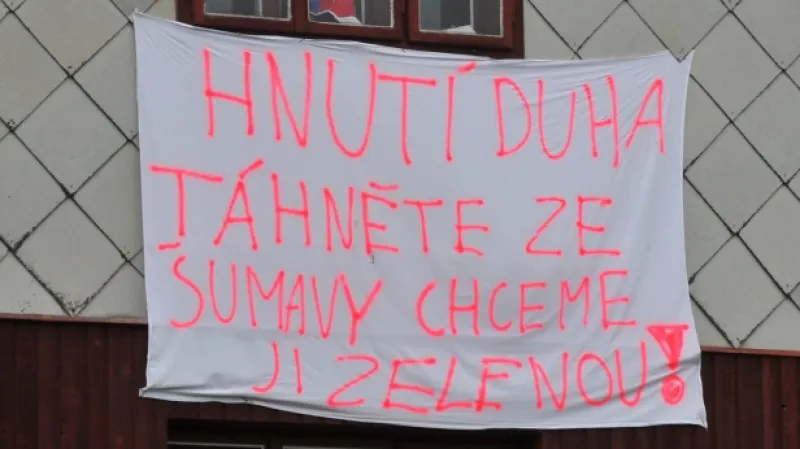 Nápis protestující proti přítomnosti aktivistů na domě v Modravě.