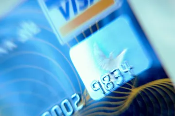 Bez peněz v cizině: Může banka klientovi zablokovat kartu?