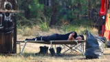 Hasič odpočívá během pauzy při hašení lesních požárů