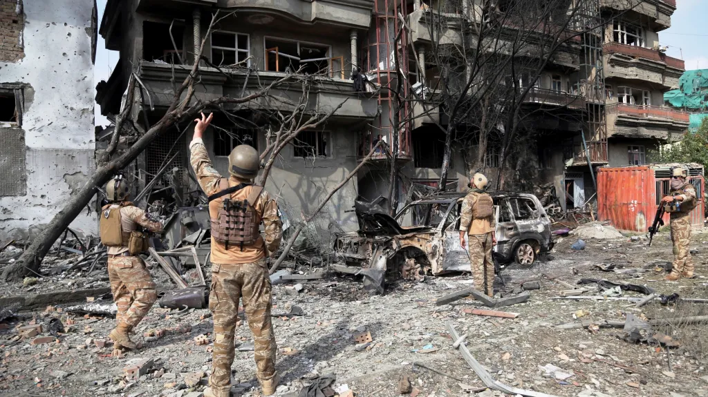 Afghánské bezpečnostní složky obhlížejí místo útoku