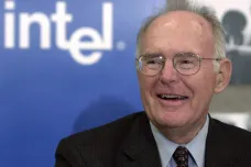 Zemřel spoluzakladatel firmy Intel Gordon Moore. Předpověděl nástup osobních počítačů