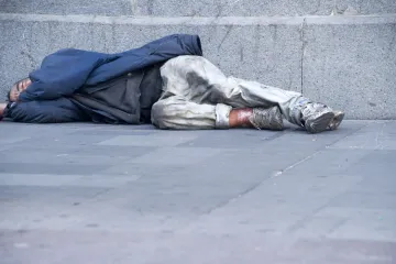 Chudoba zkracuje život stejně jako kouření, popsala studie vědců z EU