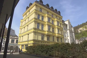 Podnikatel s vazbami na sankcionované oligarchy ovládá komplex v Karlových Varech