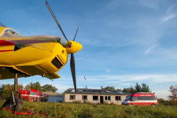 Při požáru na letišti na Kolínsku zřejmě zemřel pilot letadla. Vyšetřování pokračuje