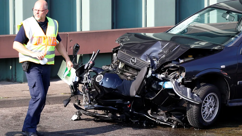 poškozený automobil, kterým Iráčan v Berlíně narážel do motocyklistů