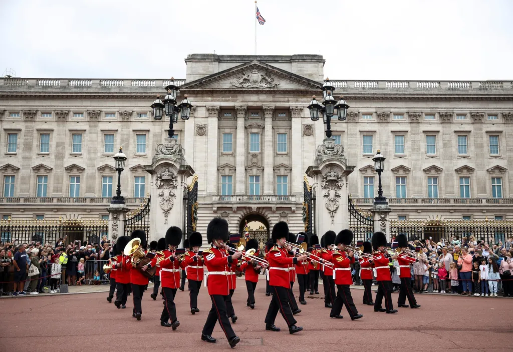 Poprvé od začátku pandemie se u Buckinghamského paláce v Londýně konala výměna stráží