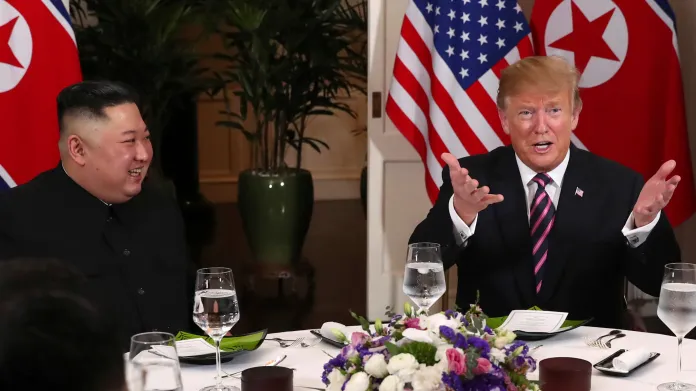 Společná večeře Kim Čong-una, Donalda Trumpa a jejich týmů