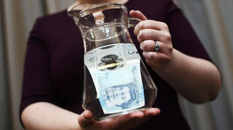 Britská plastová pětilibrovka