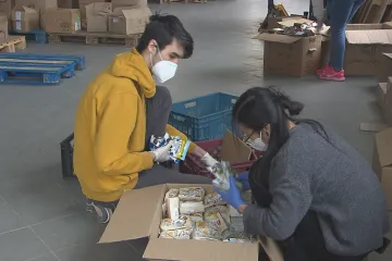 Jídlo, stříkačky i teplé ponožky. Solidarita v době pandemie neustává