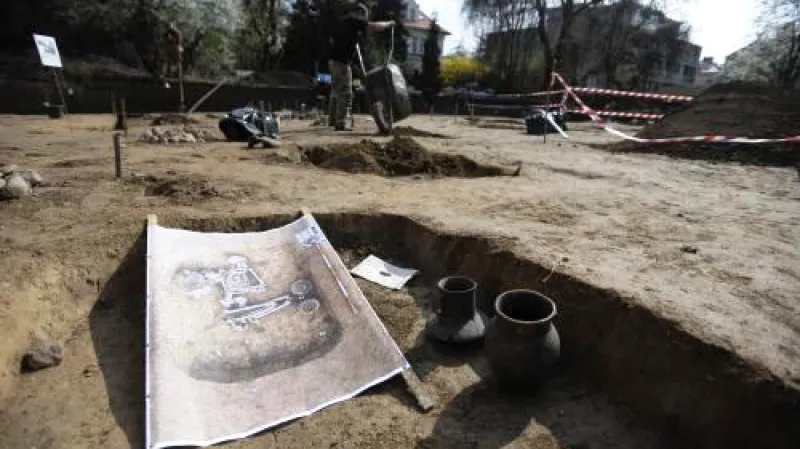 Eneolitický hrob na nalezišti v Terronské ulici