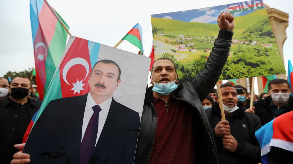 Ázerbájdžánci v Baku oslavují poté, co se země zmocnila města Lačin