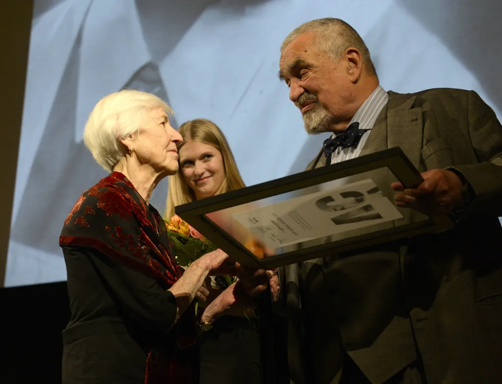 Vlasta Černá převzala z rukou Karla Schwarzenberga Cenu Příběhů bezpráví 31. října 2019 v Praze v rámci 15. ročníku projektu Příběhy bezpráví – Měsíc filmu na školách