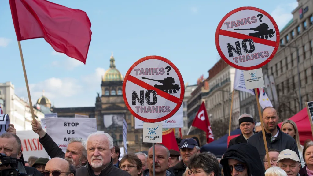 Demonstrace proti průjezdu amerického konvoje