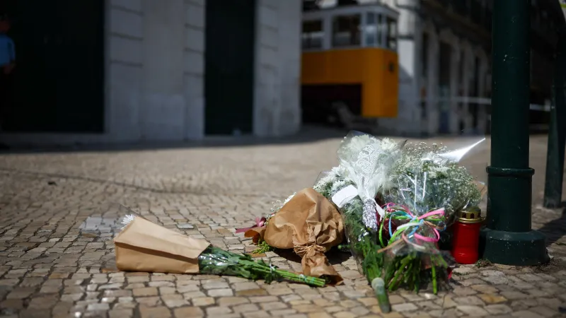 Květiny nedaleko nehody lanovky v Lisabonu