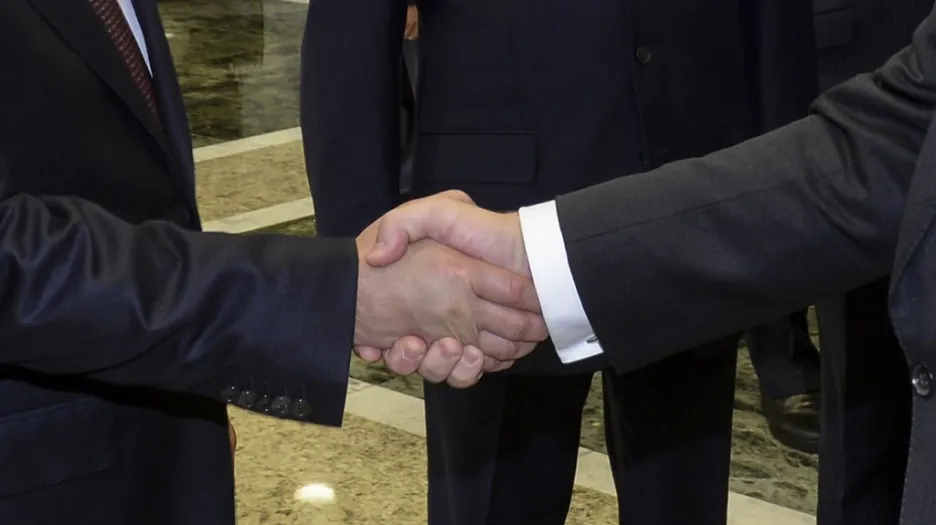 Putin a Porošenko si v Minsku potřásli rukama