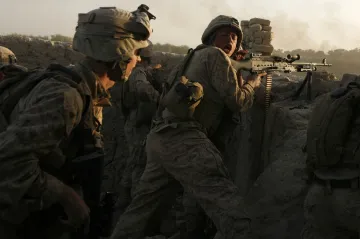 NATO ukončilo po téměř dvaceti letech svoji vojenskou misi v Afghánistánu, uvedla DPA