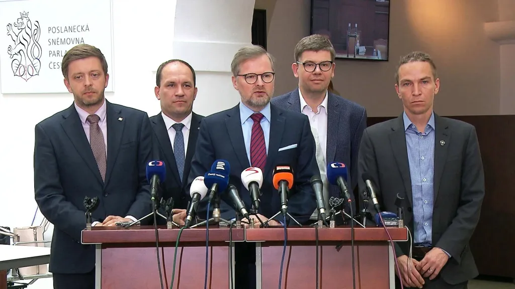 Opozice zváží jednání o důvěře vládě