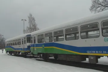 Motorový vlak na prodej. Do údolí Desné se vrátily České dráhy a obce se zbavují svých vozů