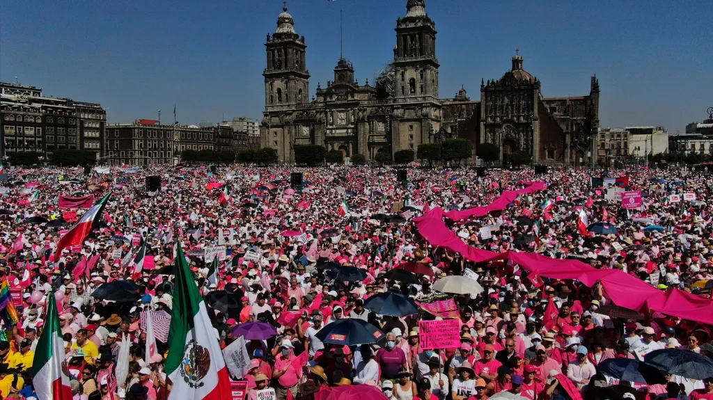 Lidé protestovali v mexické metropoli proti volební reformě