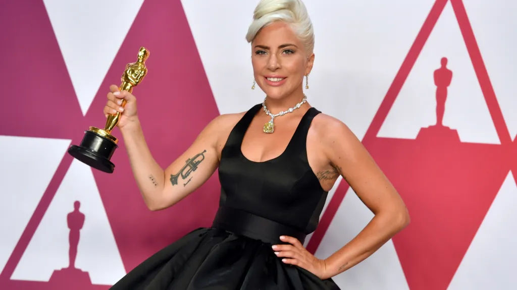 Lady Gaga se soškou Oscara za nejlepší píseň Shallow
