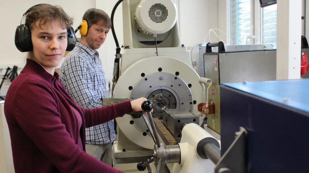 Lenka Kunčická a Radim Kocich zpracovávají slitinu na stroji pro rotační kování