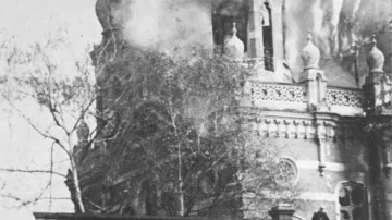 Hořící synagoga v Opavě po křišťálové noci ráno 10. listopadu 1938