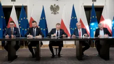 Lídr Občanské koalice Donald Tusk (uprostřed) a lídři dalších opozičních stran podepisují koaliční smlouvu