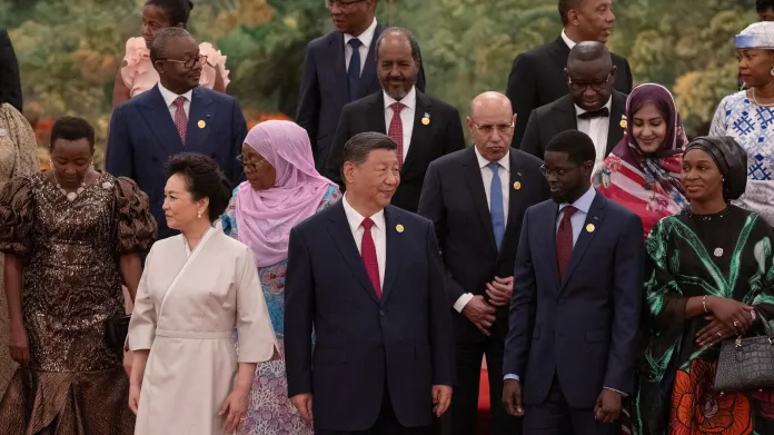 Čínský vůdce Si Ťin-pching a jeho manželka Pcheng Li-jüan při skupinové fotografii s vedoucími představiteli afrických zemí na Fóru čínsko-africké spolupráce