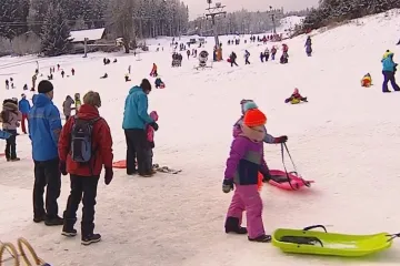 Vleky a lanovky nejezdí, skiareály jsou přesto leckde plné lidí