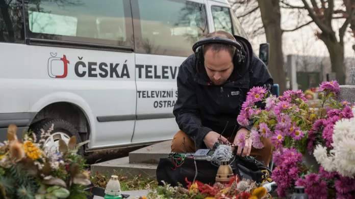 Zvukař Jakub Krajíček při natáčení na hřbitově