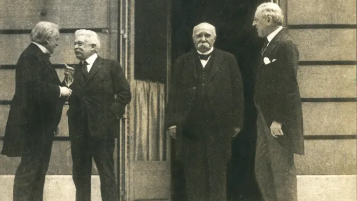 Britský premiér David Lloyd George; italský premiér Vittorio Orlando; francouzský premiér Georges Clemenceau a americký prezident Woodrow Wilson